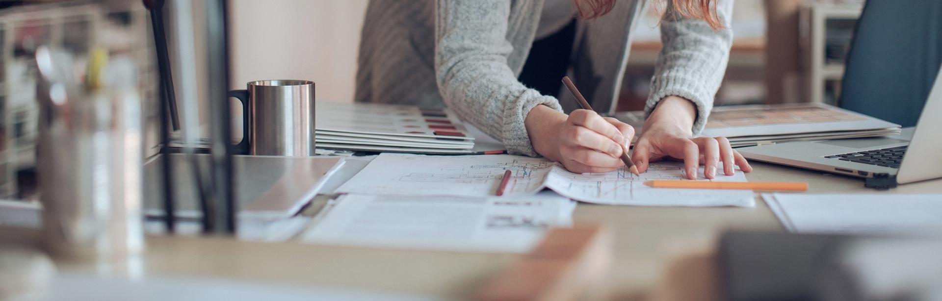 Kobieta pracująca nad projektem